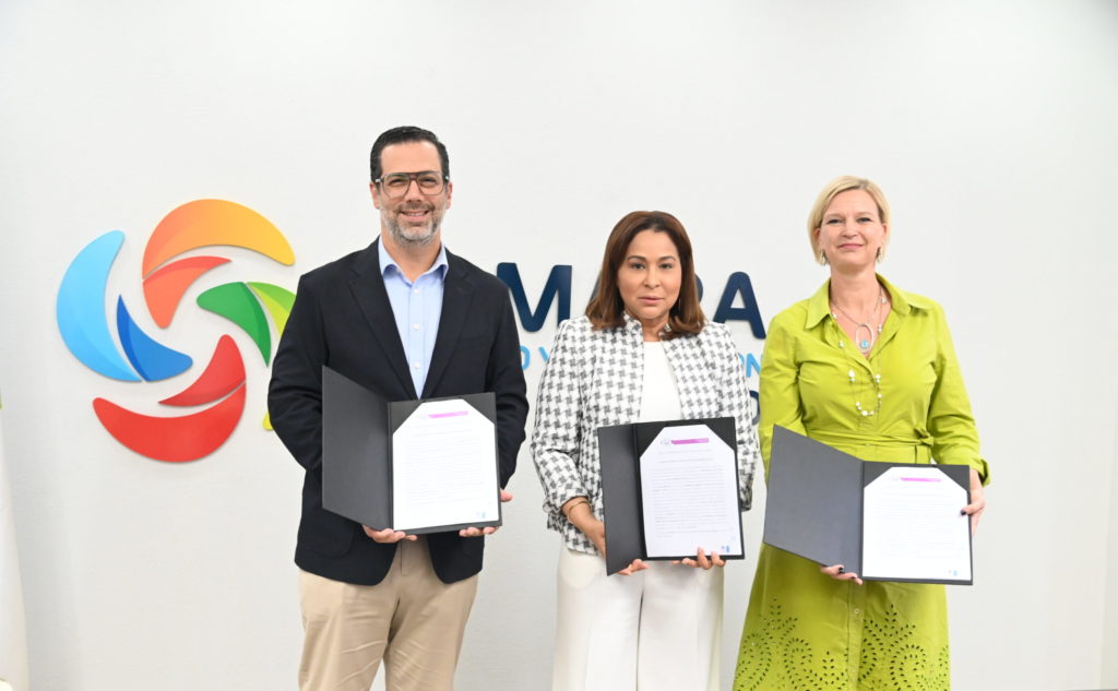 Firma de Carta Compromiso Cámara de Comercio y Producción de Santo Domingo